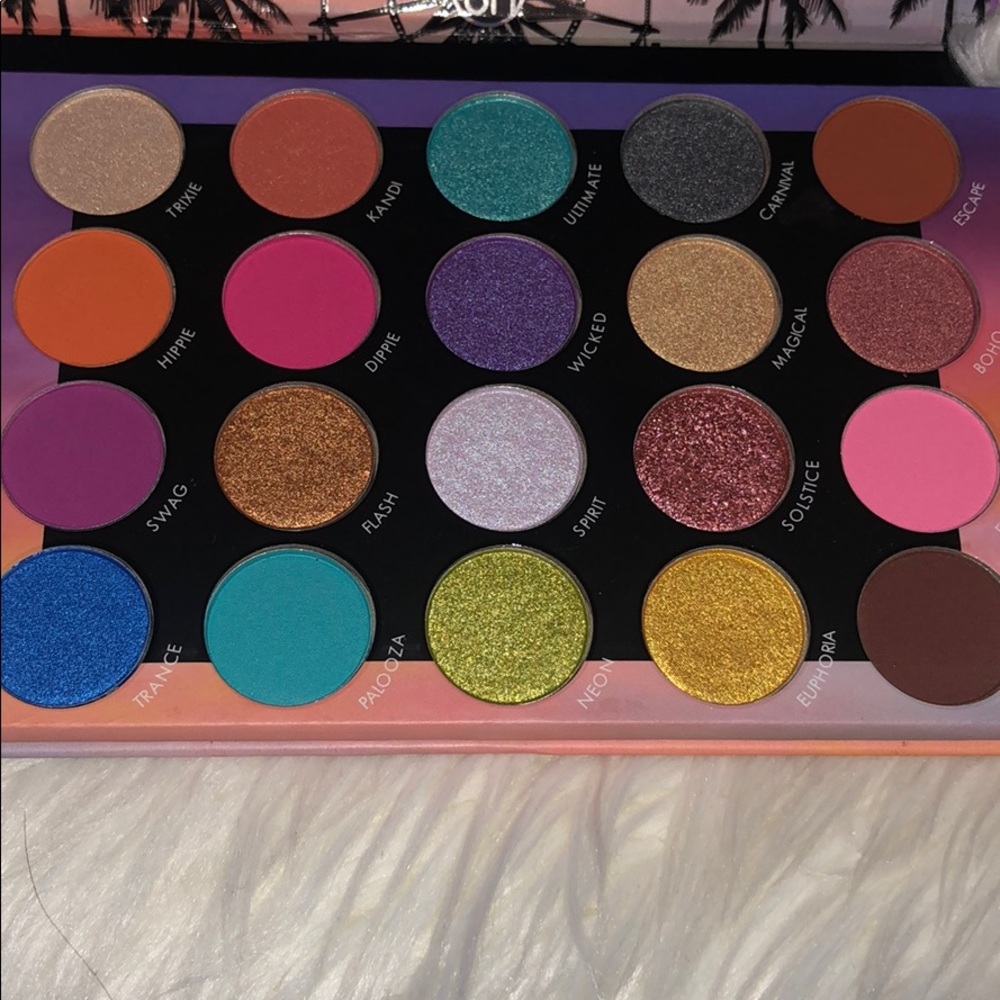 Eyeshadow palette- Bh cosmetics